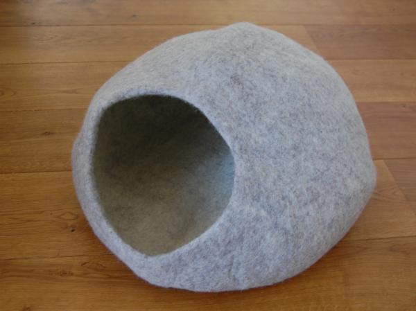 Felted wool cat cave cocoon Himalaya - Light grey - hand made in Nepal